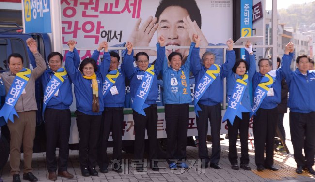 17일 선거운동 첫날 새정치연합 문재인당대표가 지도부와 함께 서울 관악을 정태호후보의 선거출정식에 참석 연설을 하고 있다.  정희조 기자/checho@heraldcorp.com