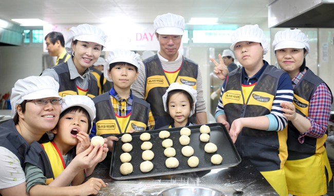 <YONHAP PHOTO-1457> KB국민은행, '사랑의 빵 나눔 데이' (서울=연합뉴스) KB국민은행 임직원 및 가족들이 지난 18일 서울 성동구 마장동 대한적십자사 서울지사를 비롯한 10곳의 사랑의 빵 나눔터에서 'KB 사랑의 빵 나눔 데이' 봉사활동을 하고 있다. 2015.4.20 << KB국민은행 제공 >> photo@yna.co.kr/2015-04-20 14:14:54/ <저작권자 ⓒ 1980-2015 ㈜연합뉴스. 무단 전재 재배포 금지.>
<YONHAP PHOTO-1457> KB국민은행, '사랑의 빵 나눔 데이' (서울=연합뉴스) KB국민은행 임직원 및 가족들이 지난 18일 서울 성동구 마장동 대한적십자사 서울지사를 비롯한 10곳의 사랑의 빵 나눔터에서 'KB 사랑의 빵 나눔 데이' 봉사활동을 하고 있다. 2015.4.20 << KB국민은행 제공 >> photo@yna.co.kr/2015-04-20 14:14:54/ <저작권자 ⓒ 1980-2015 ㈜연합뉴스. 무단 전재 재배포 금지.>