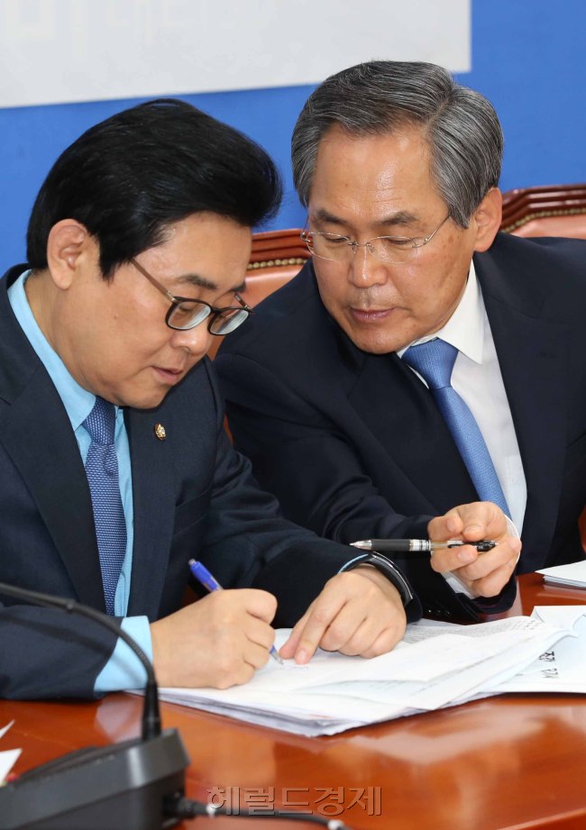 새정치민주연합 우윤근 원내대표는 원내대책회의에 참석해 친박권력형 비리게이트 대책위원회 위원장인 전병헌 최고위원과 이야기를 나누고 있다. 정희조 기자/checho@heraldcorp.com·