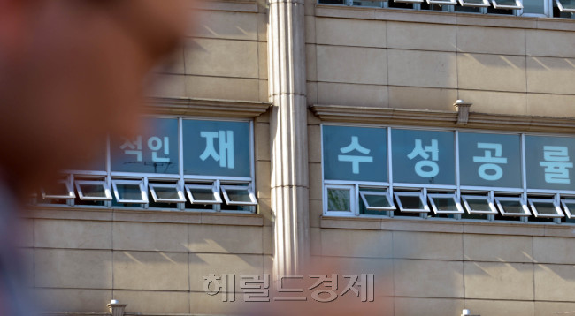 오랜 경기침체로 재수학원가도 불황이라지만 수능시험을 다시 보는 학생들은 여전히 많다. 한국교육과정평가원에 따르면 지난해 치러진 2015학년도 대학수학능력시험 응시생 64만여명중 수능을 다시 치른 졸업생은 13만1000여명으로 전체의 20.5%를 차지했다. 수능 응시생 5명 가운데 1명은 재수(再修)생인 것이다. 사진은 서울 노량진 일대 재수학원의 모습. 김명섭 기자/msiron@heraldcorp.com