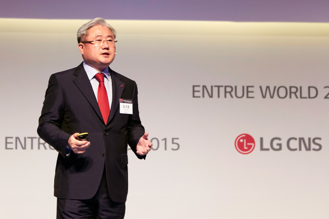 LG CNS CEO Kim Dae-hoon speaks at the 15th Entrue World 2015 in Seoul on Tuesday.   LG CNS