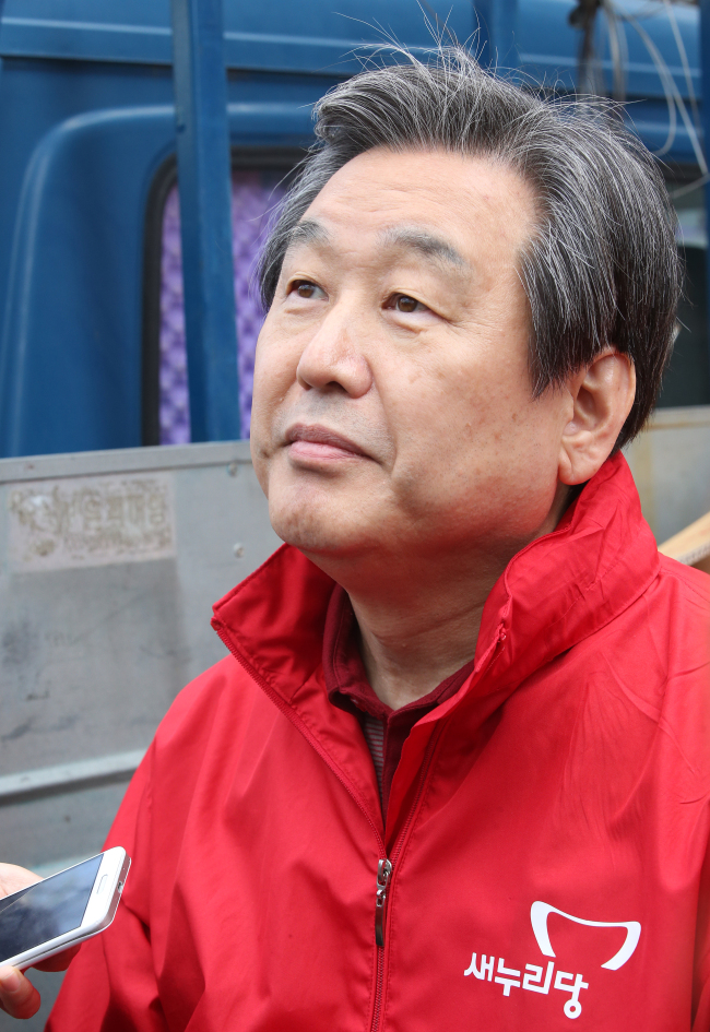 <YONHAP PHOTO-1877> 하늘 바라보는 김무성 대표 (성남=연합뉴스) 신영근 기자 = 20일 오후 성남 중원 국회의원 보궐선거 지원 유세에 나선 새누리당 김무성 대표가 경기도 성남시 중원노인종합복지관 인근 상가에서 이완구 총리의 거취 문제에 관한 취재진의 질문에 답하기 전 하늘을 바라보고 있다. 2015.4.20 drops@yna.co.kr/2015-04-20 16:51:39/ <저작권자 ⓒ 1980-2015 ㈜연합뉴스. 무단 전재 재배포 금지.>
Saenuri Party chairman Rep. Kim Moo-sung