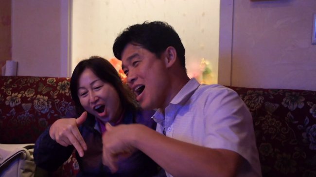Kil Kyung-hee (left) and Sang-kuk Lee in “Glittering Hands” (KT&G SangsangMadang)