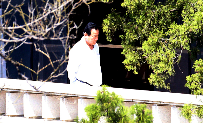 Prime Minister Lee Wan-koo seems preoccupied at his residence in Samcheong-dong, Seoul, Tuesday, one day after he offered to resign over a spiraling graft scandal. (Yonhap)