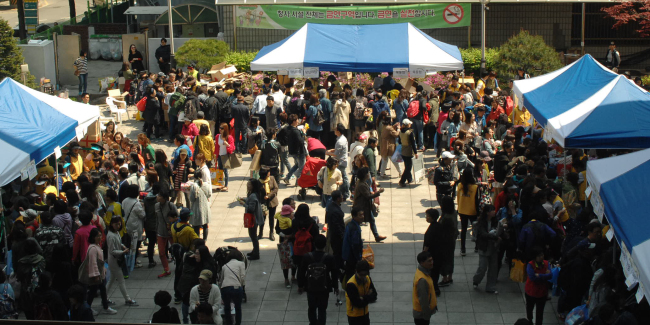 <YONHAP PHOTO-2155> 노원구 2015 희망나눔 바자 (서울=연합뉴스) 21일 서울 노원구청 신관 주차장 및 노원구보건소 앞에서 '2015 희망나눔 바자'가 열리고 있다. 물품 판매 수익금은 노원교육복지재단에 기탁, 저소득 위기가정 긴급지원 기금으로 사용될 예정이다. 2015.4.21 << 노원구청 제공 >> photo@yna.co.kr/2015-04-21 18:14:59/ <저작권자 ⓒ 1980-2015 ㈜연합뉴스. 무단 전재 재배포 금지.>
<YONHAP PHOTO-2155> 노원구 2015 희망나눔 바자 (서울=연합뉴스) 21일 서울 노원구청 신관 주차장 및 노원구보건소 앞에서 '2015 희망나눔 바자'가 열리고 있다. 물품 판매 수익금은 노원교육복지재단에 기탁, 저소득 위기가정 긴급지원 기금으로 사용될 예정이다. 2015.4.21 << 노원구청 제공 >> photo@yna.co.kr/2015-04-21 18:14:59/ <저작권자 ⓒ 1980-2015 ㈜연합뉴스. 무단 전재 재배포 금지.>