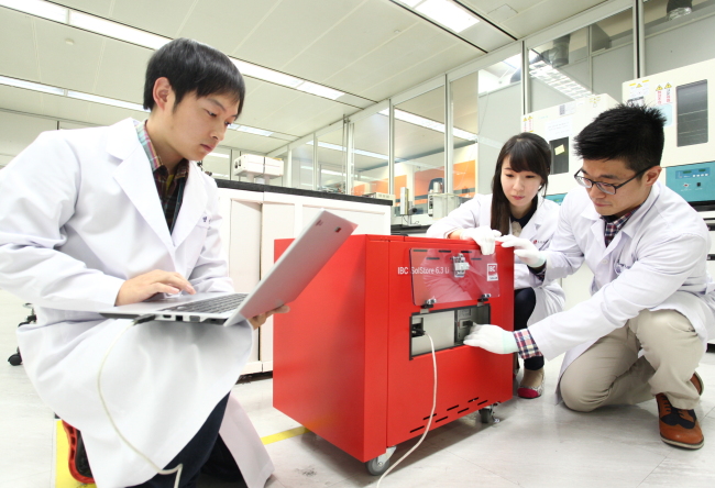 LG Chem researchers work on a home energy storage system at the company’s research center in Daejeon.    LG Chem