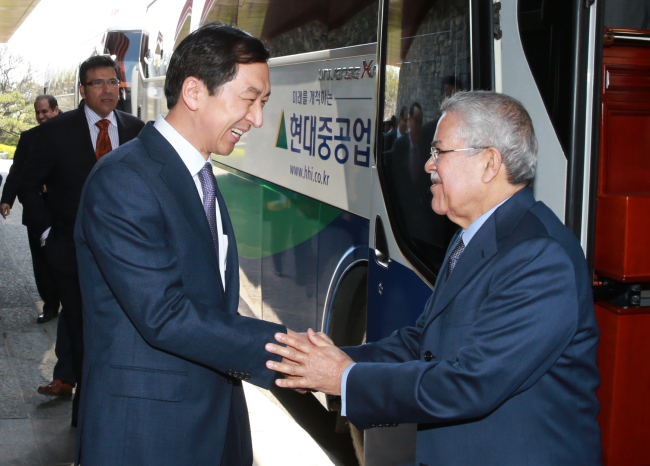 Ulsan Mayor Kim Ki-hyun (left) welcomes Saudi Arabia’s Oil Minister and Saudi Aramco chairman Ali Al-Naimi at Hyundai Heavy Industries’ headquarters in the city Tuesday.    Yonhap
