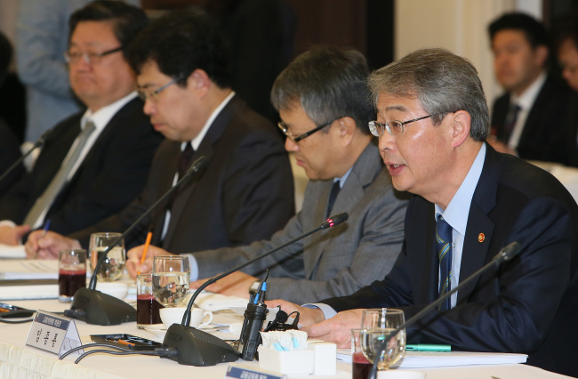 Financial Services Commission chairman Yim Jong-yong (right) speaks at a financial reform committee meeting in Seoul on Wednesday. Financial authorities pledged to improve the current supervision system to minimize audits and reinforce sanctions for liable organizations.   Yonhap