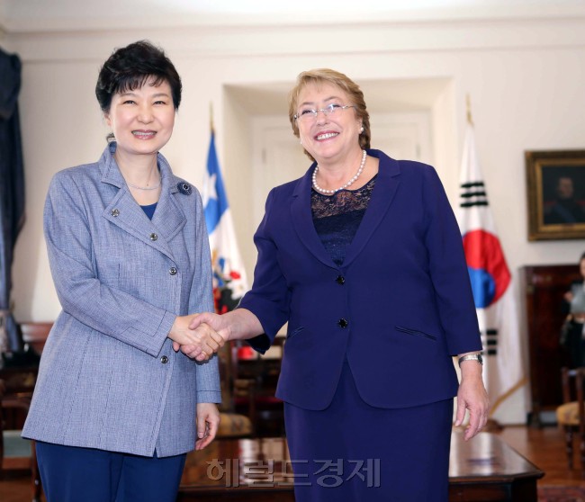 칠레를 국빈방문중인 박근혜 대통령이 22일 오전(현지시간) 수도 산티아고의 대통령궁에서 미첼 바첼레트 칠레 대통령과 정상회담을 가졌다. 회담에 앞서 열린 공식환영식에서 양국 대통령이 의장대 사열과 함께 사전환담을 나눴다. [산티아고=박현구 기자/phko@heraldcorp.com]