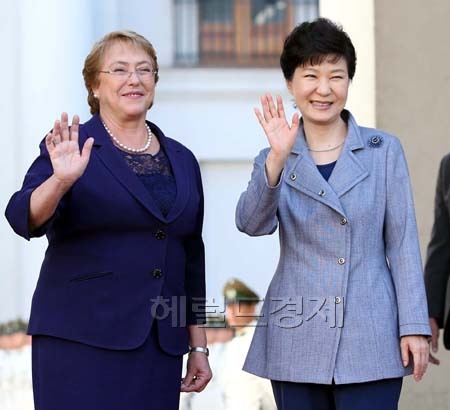 칠레를 국빈방문중인 박근혜 대통령이 22일 오전(현지시간) 수도 산티아고의 대통령궁에서 미첼 바첼레트 칠레 대통령과 정상회담을 가졌다. 회담에 앞서 열린 공식환영식에서 양국 대통령이 의장대 사열과 함께 사전환담을 나눴다. [산티아고=박현구 기자/phko@heraldcorp.com]