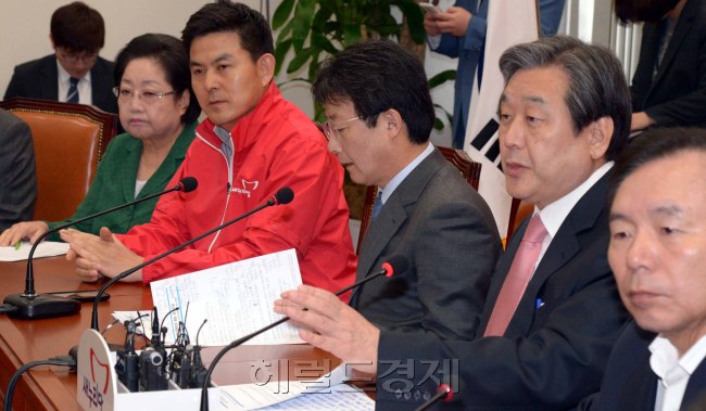 23일 국회에서 열린 새누리당 최고위원회의. 김무성 당대표는 선거도 중요하지만 국회상황이 심각해서 국회를 챙기기 위한 회의를 열었다고 말하고 특히 공무원연금법안 처리에 대한 야당의 협조를 당부했다. 6월 국회처리를 주장한 안규백 새정치연합 수석부대표의 연기주장은 절대 받아들일수 없다며 각종 민생법안의 처리지연은 야당의 의지부족이라고 주장하였다.<br />정희조 기자/checho@heraldcorp.com  150423
23일 국회에서 열린 새누리당 최고위원회의. 김무성 당대표는 선거도 중요하지만 국회상황이 심각해서 국회를 챙기기 위한 회의를 열었다고 말하고 특히 공무원연금법안 처리에 대한 야당의 협조를 당부했다. 6월 국회처리를 주장한 안규백 새정치연합 수석부대표의 연기주장은 절대 받아들일수 없다며 각종 민생법안의 처리지연은 야당의 의지부족이라고 주장하였다.
정희조 기자/checho@heraldcorp.com  150423