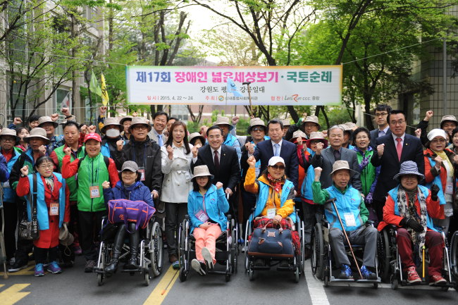 <YONHAP PHOTO-2857> 장애인 넓은 세상보기 국토순례 발대식 (서울=연합뉴스) 22일 서울 중랑구 신내종합사회복지관에서 열린 '제17회 장애인 넓은 세상보기 국토순례 발대식'에서 나진구 중랑구청장과 참석자들이 파이팅을 외치고 있다. 2015.4.22 << 중랑구청 제공 >> photo@yna.co.kr/2015-04-22 18:21:16/ <저작권자 ⓒ 1980-2015 ㈜연합뉴스. 무단 전재 재배포 금지.>
<YONHAP PHOTO-2857> 장애인 넓은 세상보기 국토순례 발대식 (서울=연합뉴스) 22일 서울 중랑구 신내종합사회복지관에서 열린 '제17회 장애인 넓은 세상보기 국토순례 발대식'에서 나진구 중랑구청장과 참석자들이 파이팅을 외치고 있다. 2015.4.22 << 중랑구청 제공 >> photo@yna.co.kr/2015-04-22 18:21:16/ <저작권자 ⓒ 1980-2015 ㈜연합뉴스. 무단 전재 재배포 금지.>