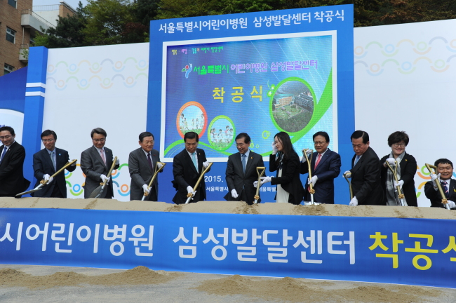 <YONHAP PHOTO-2674> 서울어린이병원 삼성발달센터 착공식 (서울=연합뉴스) 박원순 서울시장이 22일 서울 서초구 서울특별시어린이병원에서 열린 삼성발달센터 착공식에서 시삽을 하고 있다. 2015.4.22 << 서울시 >> photo@yna.co.kr/2015-04-22 17:05:25/ <저작권자 ⓒ 1980-2015 ㈜연합뉴스. 무단 전재 재배포 금지.>
<YONHAP PHOTO-2674> 서울어린이병원 삼성발달센터 착공식 (서울=연합뉴스) 박원순 서울시장이 22일 서울 서초구 서울특별시어린이병원에서 열린 삼성발달센터 착공식에서 시삽을 하고 있다. 2015.4.22 << 서울시 >> photo@yna.co.kr/2015-04-22 17:05:25/ <저작권자 ⓒ 1980-2015 ㈜연합뉴스. 무단 전재 재배포 금지.>