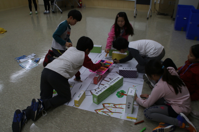 Students draw a map of reunified Korea during an activity class at the Center for Unified Future of Korea.   Yeo Jun-suk/The Korea Herald