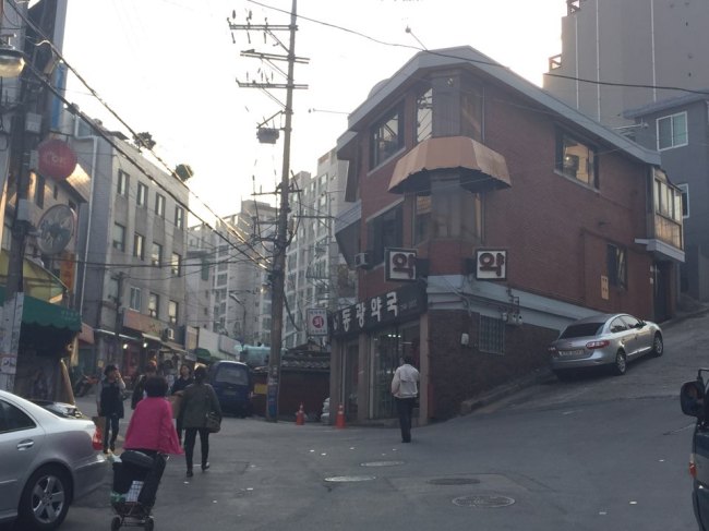 용산개발 소식에 인근 보광동의 집값도 들썩이고 있다. 인근 부동산 설명에 따르면 일대 단독주택이나 연립주택 가격은 지난 1년사이 3.3㎡당 300만~400만원 정도 올랐다