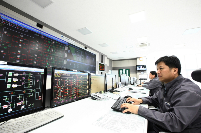 KOGAS employees control the supply of natural gas at the Cheongra management office in Incheon.   KOGAS