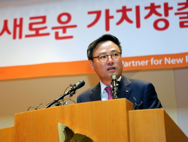SKT CEO Jang Dong-hyun announces the firm’s new strategy to develop platform businesses at a press conference in Seoul on Thursday.   SKT
SKT CEO Jang Dong-hyun announces the firm’s new strategy to develop platform businesses at a press conference in Seoul on Thursday.   SKT