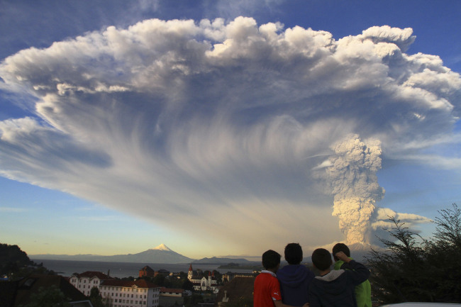 <YONHAP PHOTO-1565> Children watch the Calbuco volcano erupt, from Puerto Varas, Chile, Wednesday, April 22, 2015. The volcano erupted billowing a huge ash cloud over a sparsely populated, mountainous area in southern Chile. Authorities ordered the evacuation of the inhabitants of the nearby town of Ensenada, along with residents of two smaller communities. (AP Photo/Carlos F. Gutierrez) - CHILE OUT - NO USAR EN PUBLICACIONES O WEBSITES EN CHILE/2015-04-23 08:51:21/ <저작권자 ⓒ 1980-2015 ㈜연합뉴스. 무단 전재 재배포 금지.>
Children in Puerto Varas, Chile, watch the Calbuco volcano erupt on Wednesday. The eruption sent a huge ash cloud over a sparsely populated, mountainous area in southern Chile. (Related story on Page 6)    AP-Yonhap