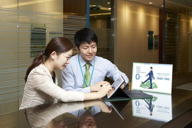 SC Bank Korea officials demonstrate the bank’s newest visiting bank service. SC Bank