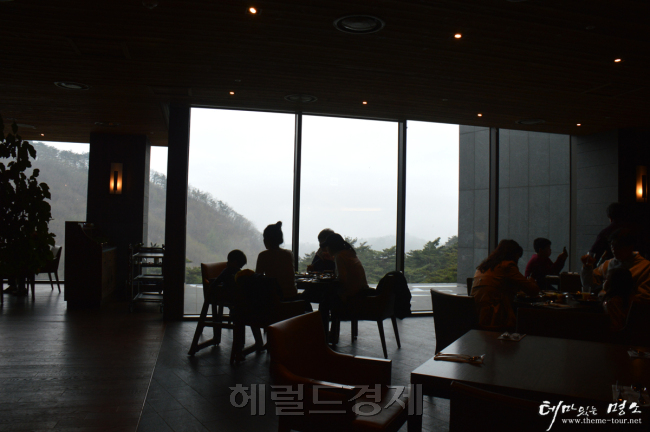 먼 경치를 바라보며 즐길 수 있는 레스토랑 남민 기자/suntopia@heraldcorp.com