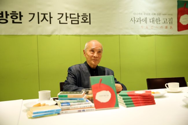 언어의 벽은 있지만 전 세계 시인들은 뭔가 공통점이 있을 것이고 그 때문에 정치나 경제와는 다른 어떤 귀중한 영혼이 있지 않을까 생각합니다”