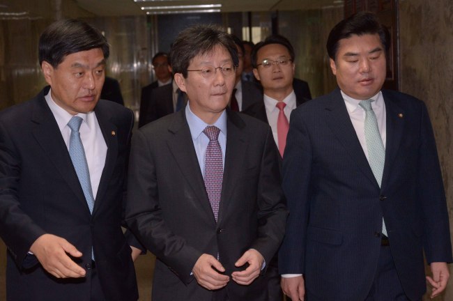 24일 국회에서 열린 새누리당 원내대책회의에서 유승민 원내대표가 모두발언을 하고 있다. 유대표는 모든 당력을 5월 6일까지 공무원연금개혁입법에 치중하겠다고 밝히고  27일 월요일  4+4 여야회담에서 차이점을 해소할수 있는 모멘텀을 삼고 합의를 기대하고 있다고 말했다. <br />정희조 기자/checho@heraldcorp.com  150424
24일 국회에서 열린 새누리당 원내대책회의에서 유승민 원내대표가 모두발언을 하고 있다. 유대표는 모든 당력을 5월 6일까지 공무원연금개혁입법에 치중하겠다고 밝히고  27일 월요일  4+4 여야회담에서 차이점을 해소할수 있는 모멘텀을 삼고 합의를 기대하고 있다고 말했다.
정희조 기자/checho@heraldcorp.com  150424