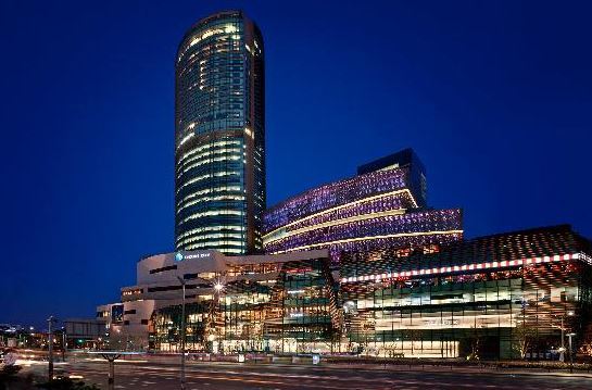 저금리 기조 속에 ‘큰손’들은 대형 상업용 부동산 자산에 눈독을 들이고 있다. 사진은 최근 2650억원에 매각된 서울 구로구 디큐브시티 전경.