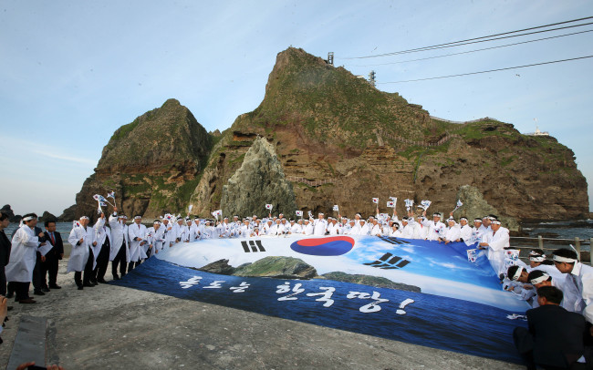 <YONHAP PHOTO-3241> '독도는 우리땅' (독도=연합뉴스) 김준범 기자 = 23일 오후 독도선착장에서 경북도의원들이 일본의 역사 왜곡·독도 도발을 규탄하며 태극기 퍼포먼스를 하고 있다. 경북도의회는 이날 광복 70주년을 맞아 독도에서 제277회 도의회 임시회 제1차 본회의를 열였다. 2015.4.23 psykims@yna.co.kr/2015-04-23 17:50:16/ <저작권자 ⓒ 1980-2015 ㈜연합뉴스. 무단 전재 재배포 금지.>
<YONHAP PHOTO-3241> '독도는 우리땅' (독도=연합뉴스) 김준범 기자 = 23일 오후 독도선착장에서 경북도의원들이 일본의 역사 왜곡·독도 도발을 규탄하며 태극기 퍼포먼스를 하고 있다. 경북도의회는 이날 광복 70주년을 맞아 독도에서 제277회 도의회 임시회 제1차 본회의를 열였다. 2015.4.23 psykims@yna.co.kr/2015-04-23 17:50:16/ <저작권자 ⓒ 1980-2015 ㈜연합뉴스. 무단 전재 재배포 금지.>