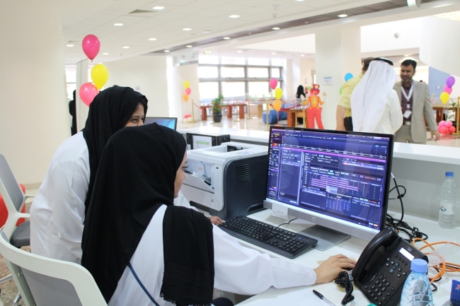 3단 컬러
Saudi hospital employees look at a medical information system built by SK Telecom and Seoul National University Hospital Bundang, at King Abdullah Specialist Children Hospital in Riyadh, Saudi Arabia, on April 19.   Seoul National University Hospital Bundang