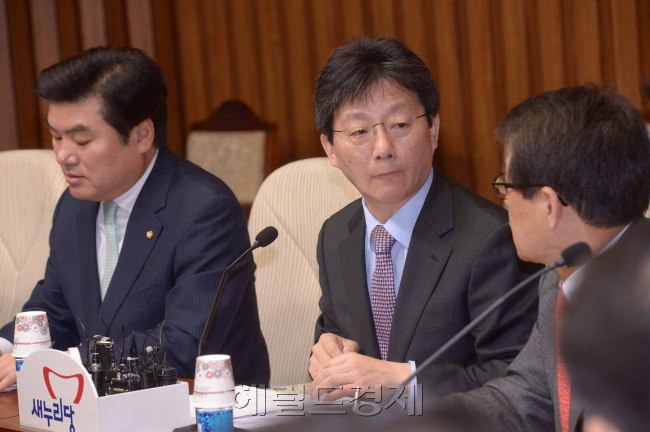 24일 국회에서 열린 새누리당 원내대책회의에서 유승민 원내대표가 모두발언을 하고 있다. 유대표는 모든 당력을 5월 6일까지 공무원연금개혁입법에 치중하겠다고 밝히고  27일 월요일  4+4 여야회담에서 차이점을 해소할수 있는 모멘텀을 삼고 합의를 기대하고 있다고 말했다. <br />정희조 기자/checho@heraldcorp.com  150424
24일 국회에서 열린 새누리당 원내대책회의에서 유승민 원내대표가 모두발언을 하고 있다. 유대표는 모든 당력을 5월 6일까지 공무원연금개혁입법에 치중하겠다고 밝히고  27일 월요일  4+4 여야회담에서 차이점을 해소할수 있는 모멘텀을 삼고 합의를 기대하고 있다고 말했다.
정희조 기자/checho@heraldcorp.com  150424