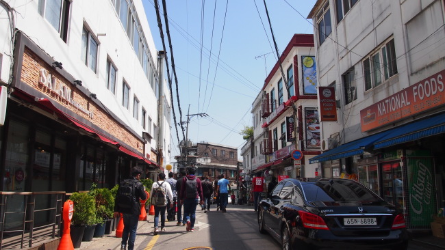 A 200-meter street leading up to Korea’s largest mosque in Itaewon, Seoul, is emerging as “Muslim Street,” attracting both Muslims and non-Muslims. ((Ock Hyun-joo/The Korea Herald)