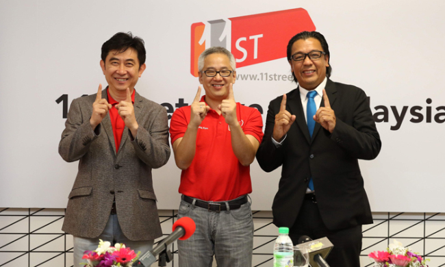 SK Planet president Seo Jin-woo (left) poses with Celcom Axiata CEO Dato Sri Shazalli Ramly (right) and Celcom Planet CEO Kim Ho-seok during the launch event of 11street in Malaysia, Friday.    SK Planet