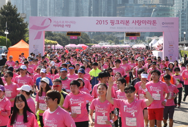 Runners participate in the 2015 Pink Ribbon Love Marathon at the Busan Yachting Range on Sunday.   AmorePacific