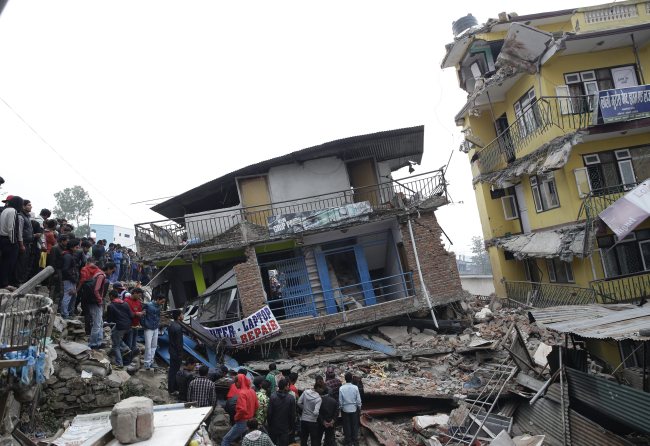 People survey the rubble of damaged buildings a day after a massive earthquake, in Kathmamdu, Nepal, Sunday.    EPA-Yonhap
