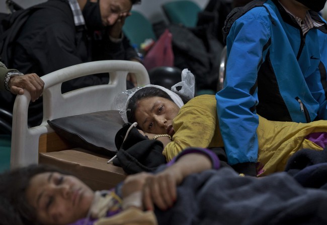 <YONHAP PHOTO-2856> An earthquake injured woman lies at a hospital ,in Kathmandu, Nepal, Sunday, April 26, 2015. The earthquake centered outside Kathmandu, the capital, was the worst to hit the South Asian nation in over 80 years. It destroyed swaths of the oldest neighborhoods of Kathmandu, and was strong enough to be felt all across parts of India, Bangladesh, China's region of Tibet and Pakistan. (AP Photo / Manish Swarup)/2015-04-26 21:10:30/ <저작권자 ⓒ 1980-2015 ㈜연합뉴스. 무단 전재 재배포 금지.>