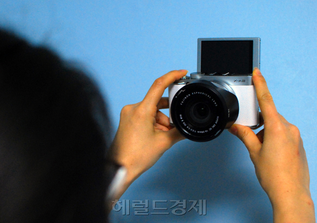 액정을 전면으로 세우면 자동으로 눈 검출 AF 가 작동됩니다. 렌즈 조리개 수치는 3.5-5.6이지만, 거리에 따른 심도 표현은 충분합니다. 최소 작동거리는 렌즈 돌출부부터 약 7cm.