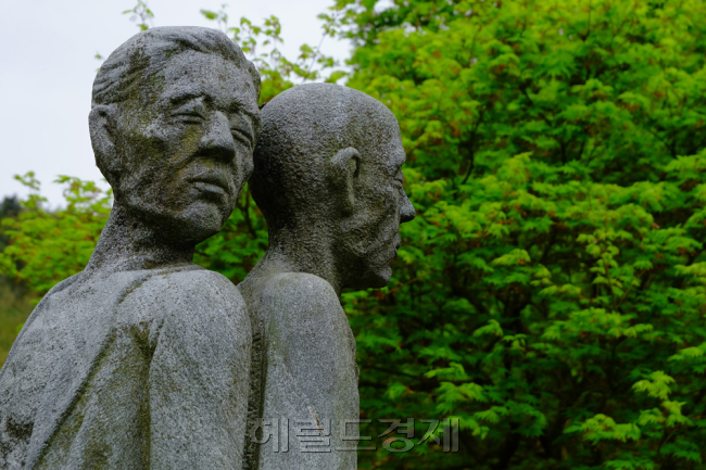 필름 시뮬레이션은 다양한 필름의 느낌을 적용시키는 모드입니다. 풍경과 자연의 색기를 더하는 것은 물론 클래식 필름의 색감까지 재현할 수 있죠. 샘플은 ‘Velvia/선명’ 모드로 찍은 사진. f/9 1/100sec ISO 400