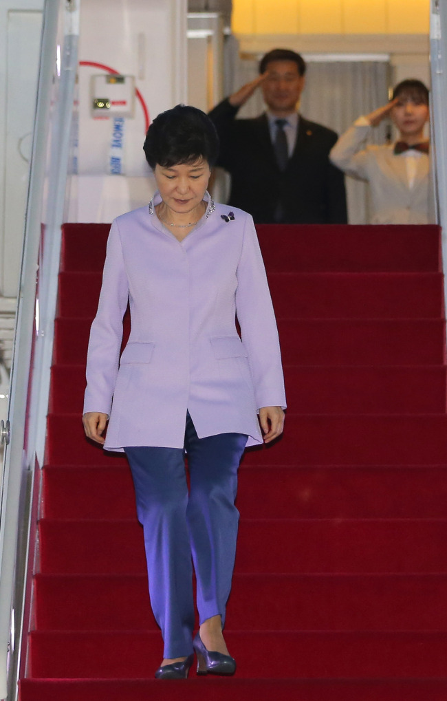 <YONHAP PHOTO-0184> 중남미 4개국 순방 마친 박 대통령 (성남=연합뉴스) 이정훈 기자 = 중남미 4개국 순방을 마친 박근혜 대통령이 27일 오전 성남 서울공항에 도착, 전용기에서 내리고 있다. 2015.4.27 uwg806@yna.co.kr/2015-04-27 05:47:00/ <저작권자 ⓒ 1980-2015 ㈜연합뉴스. 무단 전재 재배포 금지.>
<YONHAP PHOTO-0184> 중남미 4개국 순방 마친 박 대통령 (성남=연합뉴스) 이정훈 기자 = 중남미 4개국 순방을 마친 박근혜 대통령이 27일 오전 성남 서울공항에 도착, 전용기에서 내리고 있다. 2015.4.27 uwg806@yna.co.kr/2015-04-27 05:47:00/ <저작권자 ⓒ 1980-2015 ㈜연합뉴스. 무단 전재 재배포 금지.>