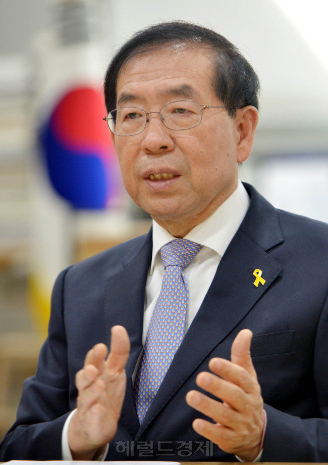 박원순 서울시장이 26일 서울시청 집무실에서 열린 헤럴드경제와 인터뷰에서 “큰 틀에서 ‘복지 확대’는 대세이지만 국민적 합의가 필요한 사안으로, 국가적 논의의 장이 필요하다”면서 무상급식에서 촉발된 ‘무상복지’ 논쟁과 관련, 박근혜 대통령에게 단독 면담을 제안했다. 그는 ‘성완종 사태’와 관련, “각자의 위치에서 본분을 다하는 게 가장 중요하다”면서 “정치인도 정치인의 본분이 있다”고 말해 민생정치를 외면한 일부 정치인들을 에둘러 비판했다.