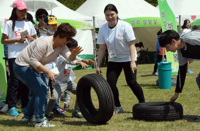 <YONHAP PHOTO-2323> 한국타이어 '동그라미 페스티벌' (대전=연합뉴스) 한국타이어가 26일 오전 대전 대덕구 미호동 금강로하스 대청공원에서 '2015 동그라미페스티벌'을 개최한 가운데 타이어를 굴려 목표점에 도달하게 하는 '타이어 컬링' 놀이에 참여한 아빠와 아들이 즐거운 시간을 보내고 있다. 2015.4.26 << 한국타이어 >> kjunho@yna.co.kr/2015-04-26 17:15:49/ <저작권자 ⓒ 1980-2015 ㈜연합뉴스. 무단 전재 재배포 금지.>
<YONHAP PHOTO-2323> 한국타이어 '동그라미 페스티벌' (대전=연합뉴스) 한국타이어가 26일 오전 대전 대덕구 미호동 금강로하스 대청공원에서 '2015 동그라미페스티벌'을 개최한 가운데 타이어를 굴려 목표점에 도달하게 하는 '타이어 컬링' 놀이에 참여한 아빠와 아들이 즐거운 시간을 보내고 있다. 2015.4.26 << 한국타이어 >> kjunho@yna.co.kr/2015-04-26 17:15:49/ <저작권자 ⓒ 1980-2015 ㈜연합뉴스. 무단 전재 재배포 금지.>
