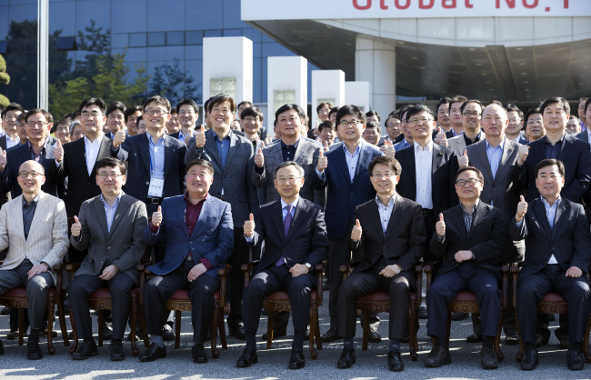 <YONHAP PHOTO-0590> KT, 임원 워크숍 개최 (서울=연합뉴스) 황창규 KT 회장이 지난 25일 강원도 원주 KT리더십아카데미에서 열린 '그룹간 소통 강화와 성과 확대를 위한 워크숍'에서 그룹 임원들과 기념촬영을 하고 있다. 24일부터 25일까지 1박2일로 열린 이 워크숍에서 황 회장은 5G 시대 개막을 위해 그룹간 시너지를 주문했다. 2015.4.26 << KT 제공 >> photo@yna.co.kr/2015-04-26 09:38:22/ <저작권자 ⓒ 1980-2015 ㈜연합뉴스. 무단 전재 재배포 금지.>
<YONHAP PHOTO-0590> KT, 임원 워크숍 개최 (서울=연합뉴스) 황창규 KT 회장이 지난 25일 강원도 원주 KT리더십아카데미에서 열린 '그룹간 소통 강화와 성과 확대를 위한 워크숍'에서 그룹 임원들과 기념촬영을 하고 있다. 24일부터 25일까지 1박2일로 열린 이 워크숍에서 황 회장은 5G 시대 개막을 위해 그룹간 시너지를 주문했다. 2015.4.26 << KT 제공 >> photo@yna.co.kr/2015-04-26 09:38:22/ <저작권자 ⓒ 1980-2015 ㈜연합뉴스. 무단 전재 재배포 금지.>