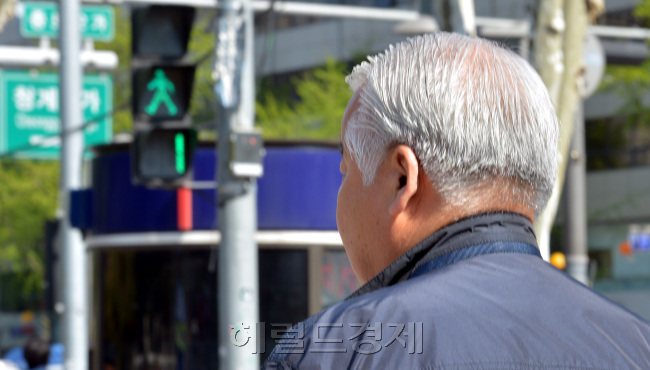 몸이 불편한 노인들이 횡단보도 위 ‘안전 보행’을 위협받고 있는 가운데 서울시 종로구 파고다공원 횡단보도를 촉박한 시간에 맞춰 아슬아슬하게 건너고 있다.  김명섭 기자/ msiron@heraldcorp.com