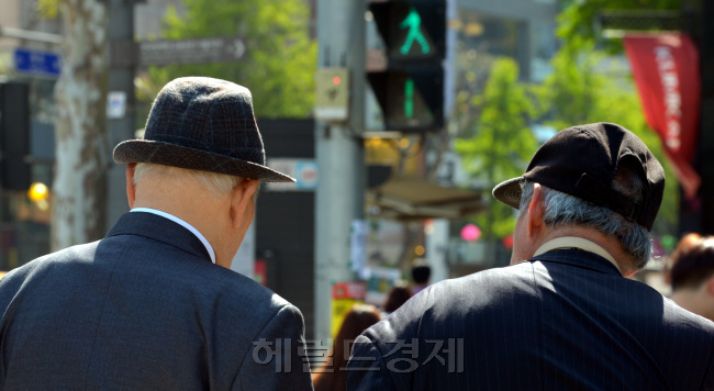 몸이 불편한 노인들이 횡단보도 위 ‘안전 보행’을 위협받고 있는 가운데 서울시 종로구 파고다공원 횡단보도를 촉박한 시간에 맞춰 아슬아슬하게 건너고 있다.  김명섭 기자/ msiron@heraldcorp.com