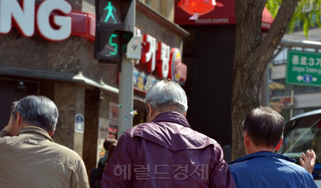 몸이 불편한 노인들이 횡단보도 위 ‘안전 보행’을 위협받고 있는 가운데 서울시 종로구 파고다공원 횡단보도를 촉박한 시간에 맞춰 아슬아슬하게 건너고 있다.  김명섭 기자/ msiron@heraldcorp.com