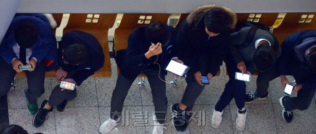 청소년 스마트폰 속 모바일 게임 중독 문제가 심각한 가운데 청소년들이 한 행사장에서 기다리리는 동안 게임을 하고 있다. 김명섭 기자/ msiron@heraldcorp.com