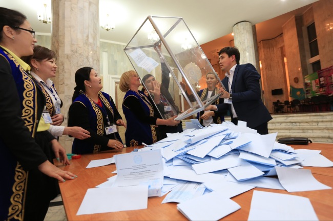<YONHAP PHOTO-0050> Kazakh election commission staff members open a ballot box at a polling station after the presidential elections closed in Almaty, Kazakhstan, Sunday, April 26, 2015. Voters in Kazakhstan turned out in abundance at polling stations Sunday for a presidential election guaranteed to overwhelmingly reconfirm the 74-year-old incumbent, who has ruled over the former Soviet republic for more than 25 years. (AP Photo/Pavel Mikheyev)/2015-04-27 00:44:13/ <저작권자 ⓒ 1980-2015 ㈜연합뉴스. 무단 전재 재배포 금지.>
Kazakh election commission staff members open a ballot box at a polling station after the presidential election closed in Almaty, Kazakhstan, Sunday.   AP-Yonhap