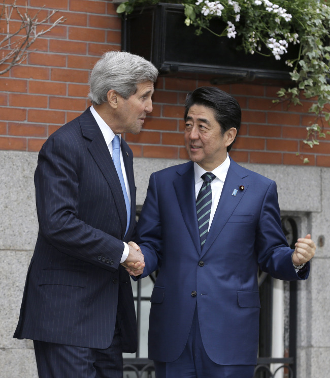 <YONHAP PHOTO-0592> Secretary of State John?erry, left, greets Japanese Prime Minister Shinzo Abe in front of Kerry's residence in the Beacon Hill neighborhood of Boston, Sunday, April 26, 2015. Abe arrived in the U.S. Sunday for a weeklong visit. (AP Photo/Steven Senne)/2015-04-27 08:41:32/ <저작권자 ⓒ 1980-2015 ㈜연합뉴스. 무단 전재 재배포 금지.>
U.S. Secretary of State John Kerry (left) greets Japanese Prime Minister Shinzo Abe in front of Kerry’s residence in the Beacon Hill neighborhood of Boston, Sunday. Abe arrived in the U.S. Sunday for a weeklong visit.   AP-Yonhap