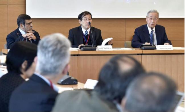 Shoichi Oikawa (right), executive adviser and senior deputy editor-in-chief of Yomiuri Shimbun Holdings, delivers a speech during the annual board meeting of the Asia News Network in Tokyo on Thursday.   Yomiuri Shimbun