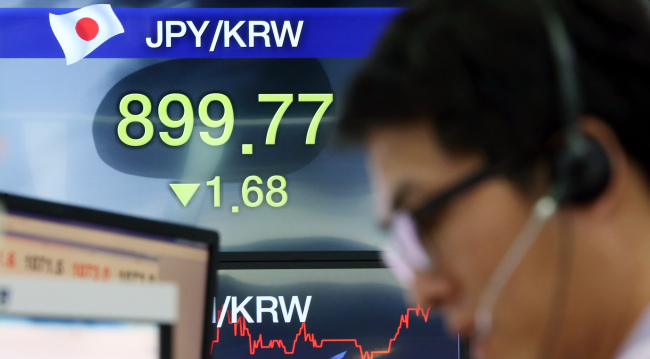 An electronic board  shows the won-yen exchange rate at 899.77 per 100 yen on Tuesday afternoon, the highest since Feb. 28, 2008.   Yonhap