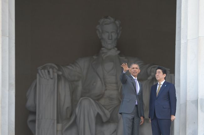 <YONHAP PHOTO-0847> US President Barack Obama accompanies Japan's Prime Minister Shizo Abe during a visit to Lincoln Memorial on April 27, 2015 in Washington, DC. AFP PHOTO/MANDEL NGAN /2015-04-28 05:48:06/ <저작권자 ⓒ 1980-2015 ㈜연합뉴스. 무단 전재 재배포 금지.>
U.S. President Barack Obama accompanies Japan’s Prime Minister Shizo Abe during a visit to the Lincoln Memorial in Washington on Monday.   AFP-Yonhap
U.S. President Barack Obama accompanies Japan’s Prime Minister Shizo Abe during a visit to the Lincoln Memorial in Washington on Monday.   AFP-Yonhap